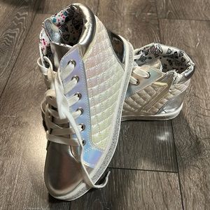 New,never been warn Steve Madden high top shoes.